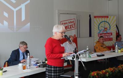 Die Wahlleiterin bei der Arbeit... Die Wahlleiterin bei der Arbeit...